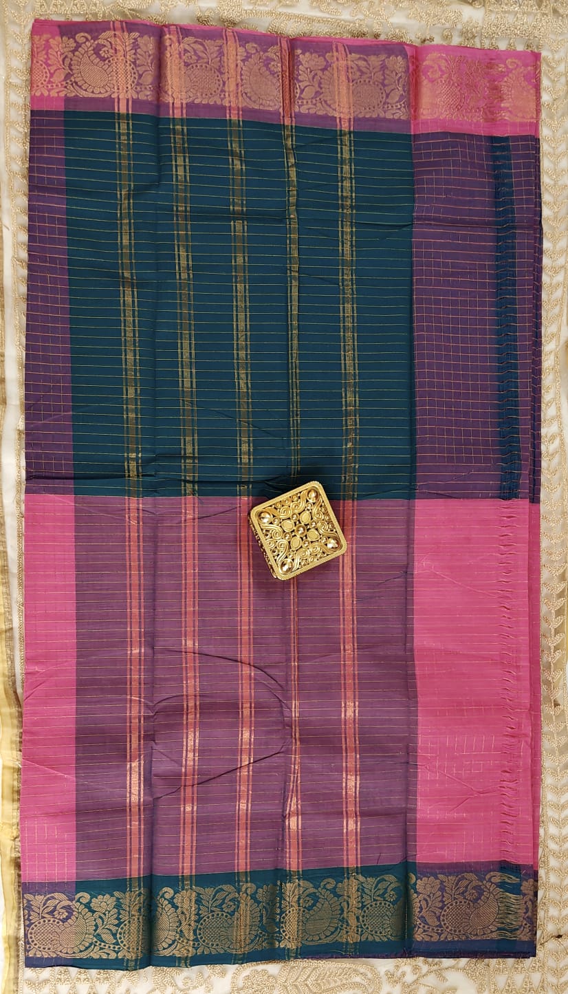 Sungudi Zari – Off and Off Series | pink & violet Checked Cotton Saree"