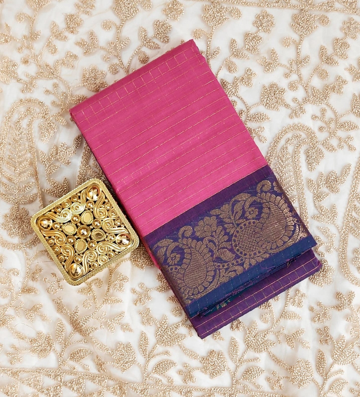 Sungudi Zari – Off and Off Series | pink & violet Checked Cotton Saree"