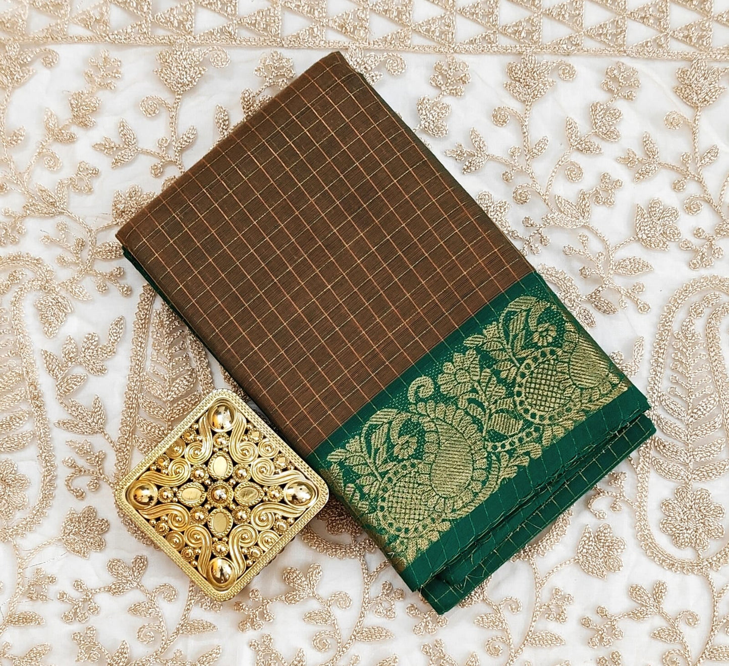 Sungudi Zari β Off and Off Series | Green & Coffee Brown Checked Cotton Saree"