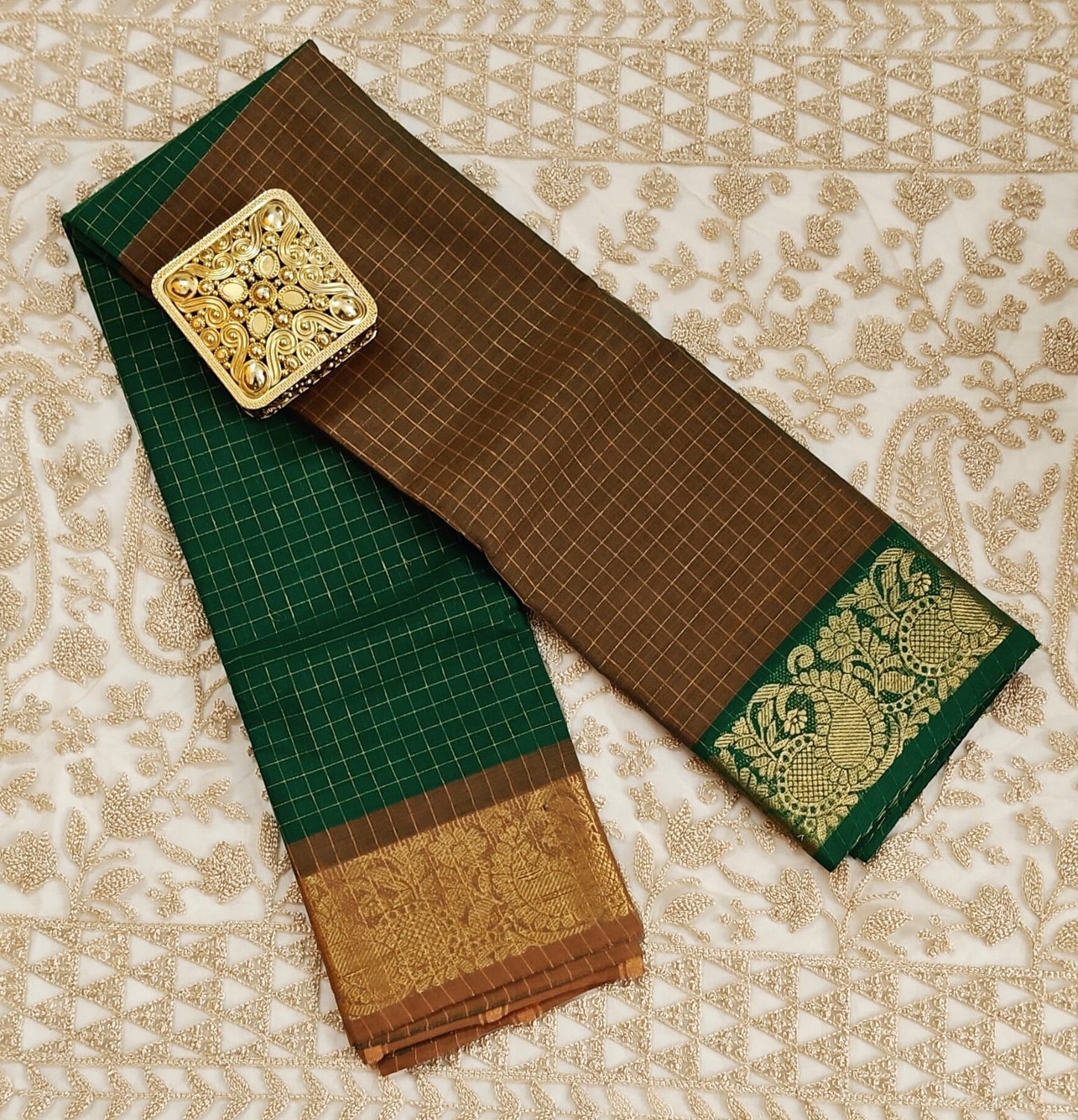 Sungudi Zari β Off and Off Series | Green & Coffee Brown Checked Cotton Saree"