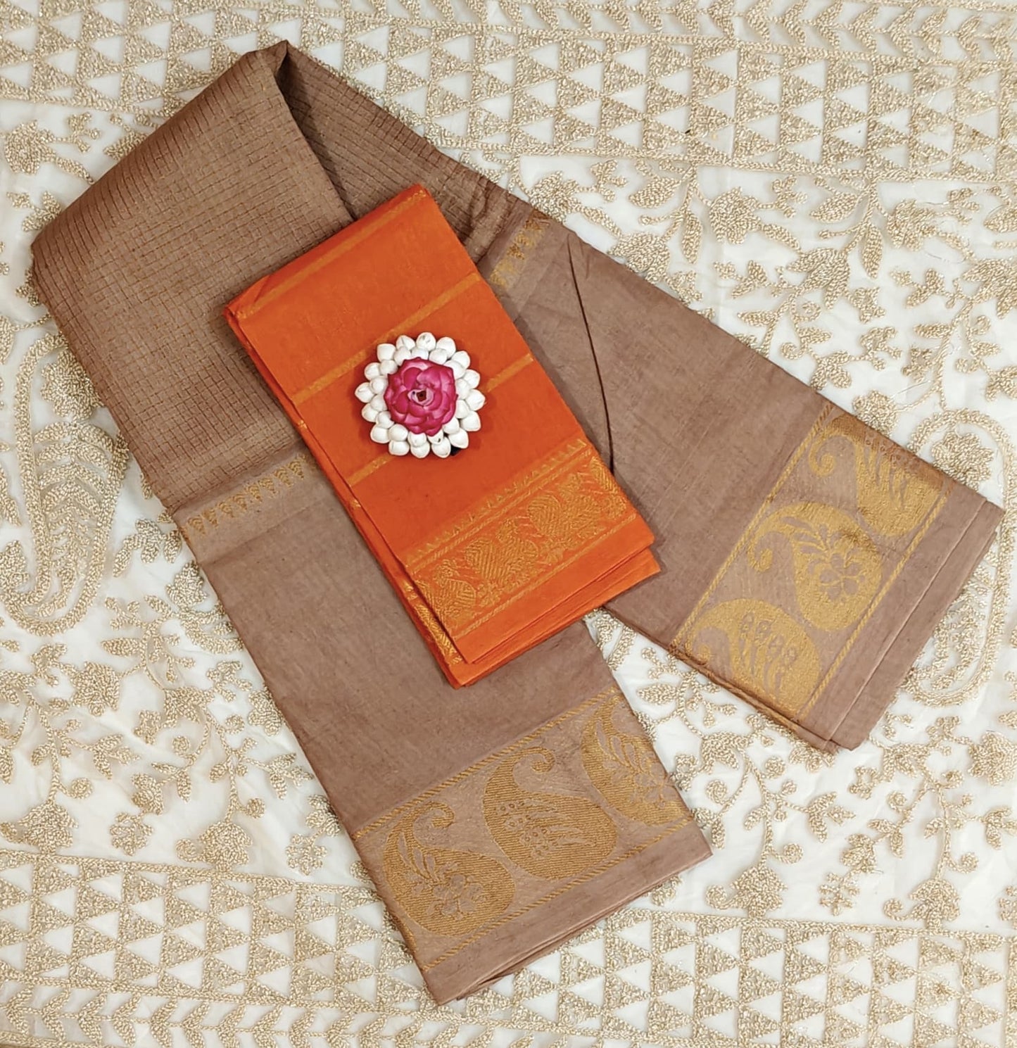 Upper and bottom plain with middle checks