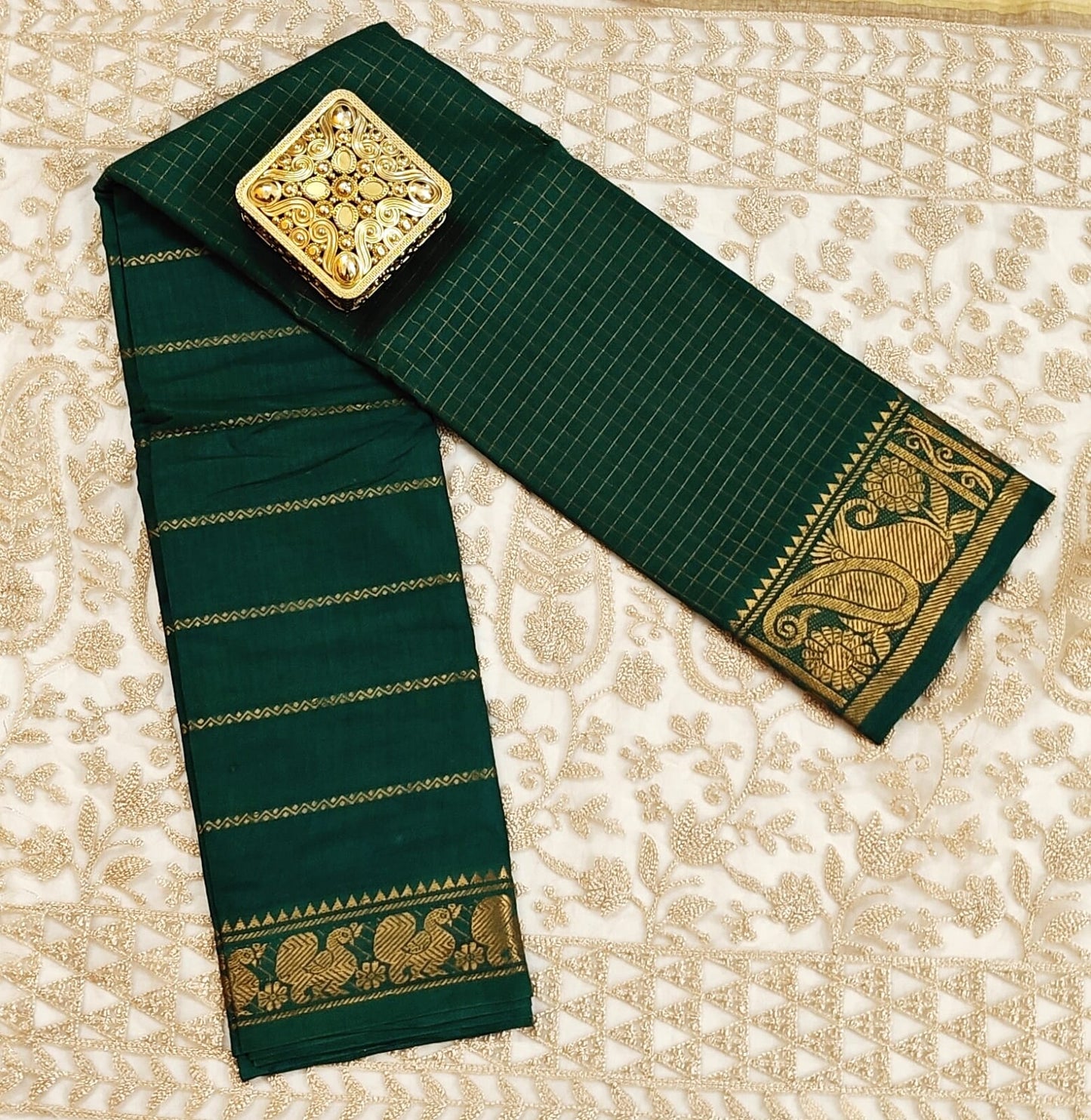 Sungudi Zari Off & Off Veltha with checked Saree