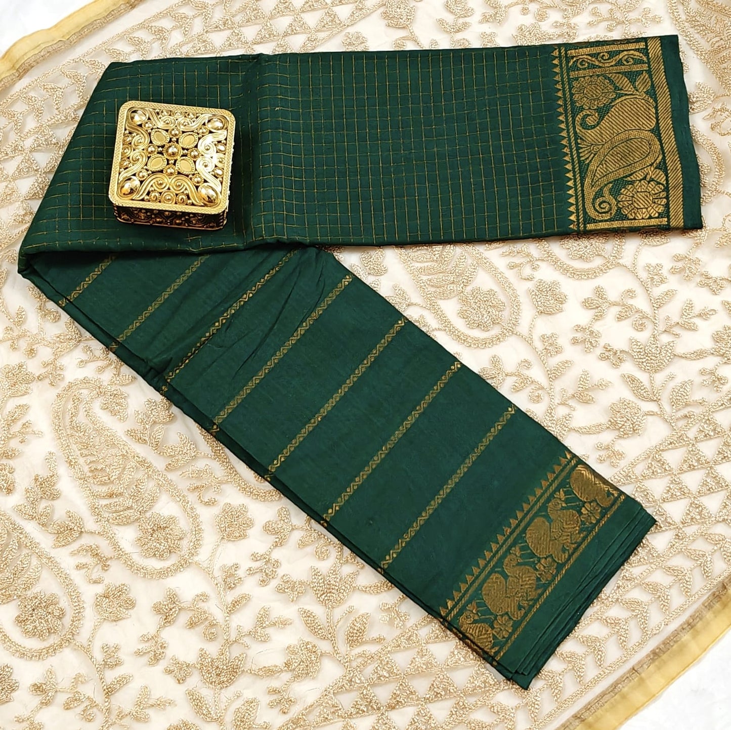 Sungudi Zari Off & Off Veltha with checked Saree