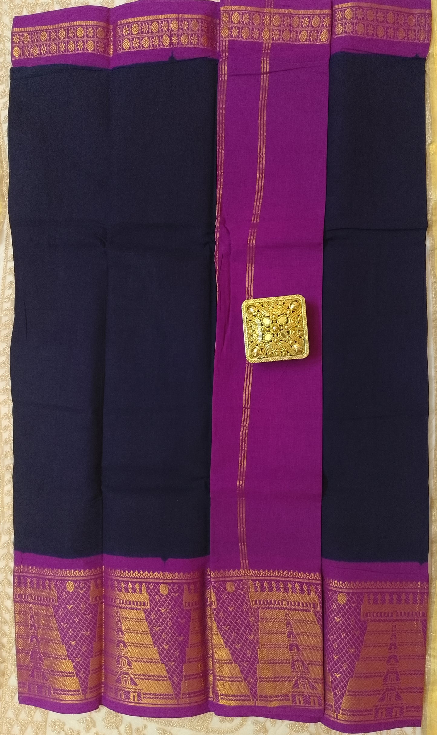 Plain sungudi with temple border